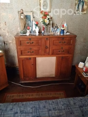 Mueble antiguo con radio y tornamesa