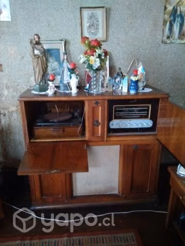 Mueble antiguo con radio y tornamesa