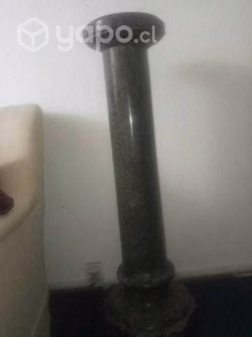 Pilar de granito verde y dromedario de peltre