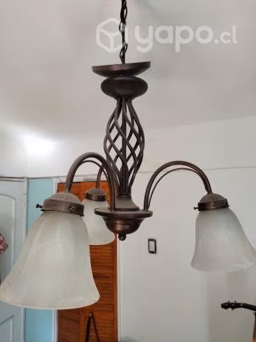 Bella ámpara araña con 3 tulipas. Estilo clásico.