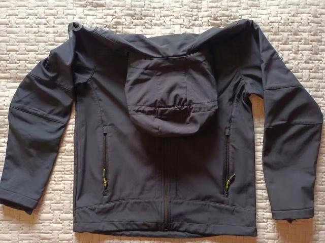 Chaqueta soft shell repelente termica