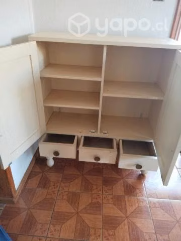 Mueble antigüo mediano, de buena madera