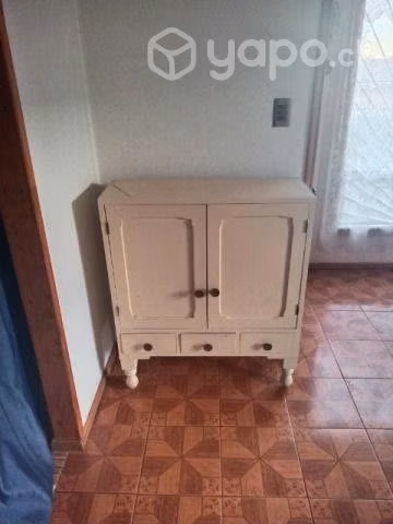 Mueble antigüo mediano, de buena madera