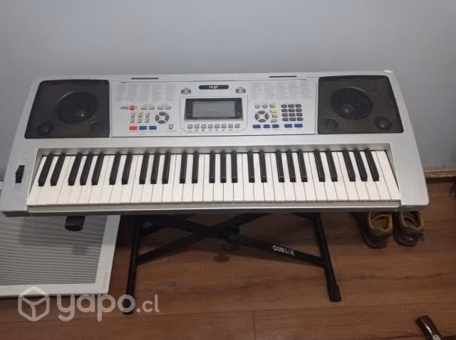 Teclado eléctrico marca Nux con pedestal