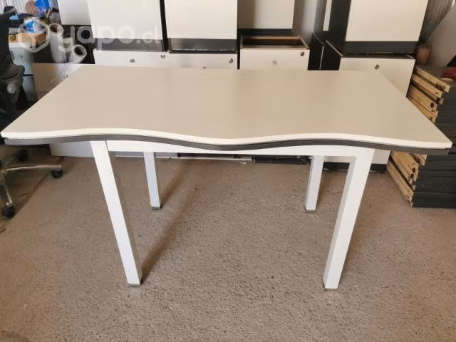 Escritorio blanco con base metálica desarmable