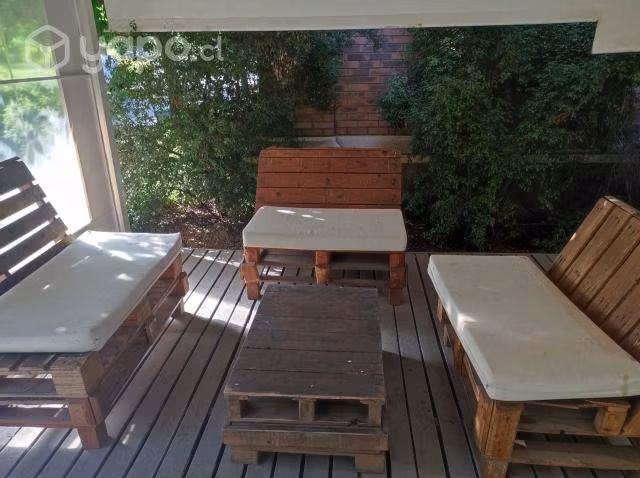 Sillón y mesa de pallets terraza