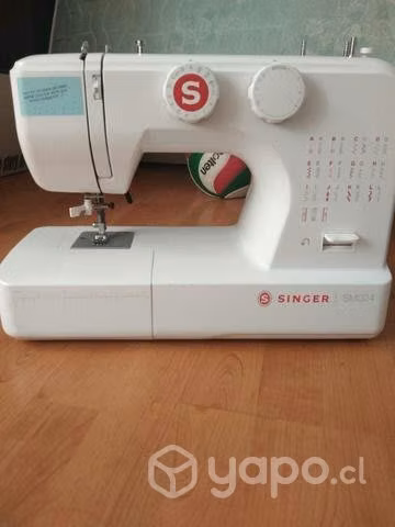 Maquina de coser con accesorios y telas