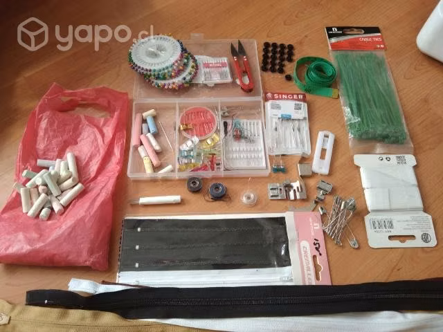 Maquina de coser con accesorios y telas