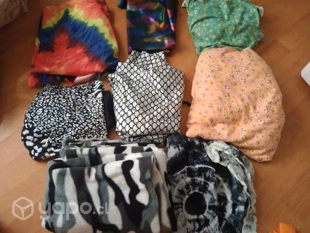 Maquina de coser con accesorios y telas