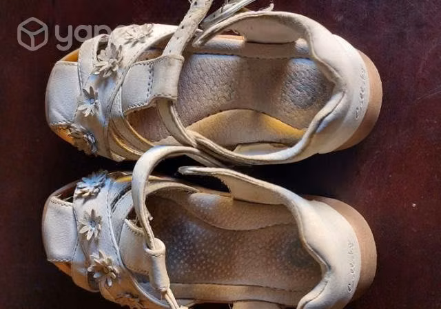 Chalas y zapatilla de niña