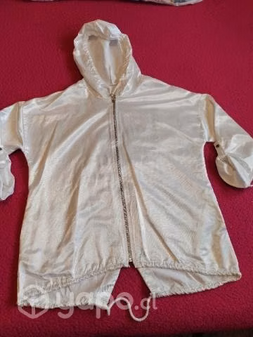 Chaqueta blanca con brillos.
