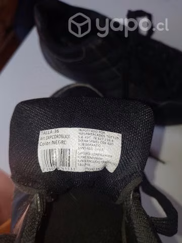 Zapatos negros de colegio usados