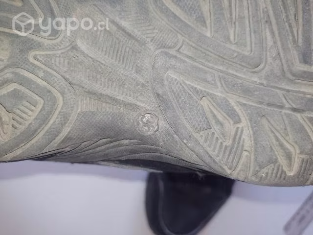 Zapatos negros de colegio usados