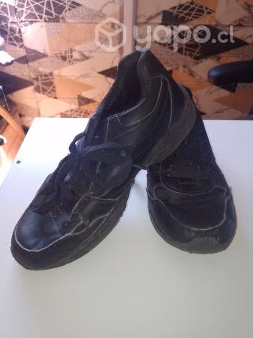 Zapatos negros de colegio usados