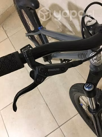 Bicicleta dirt jump aro 26