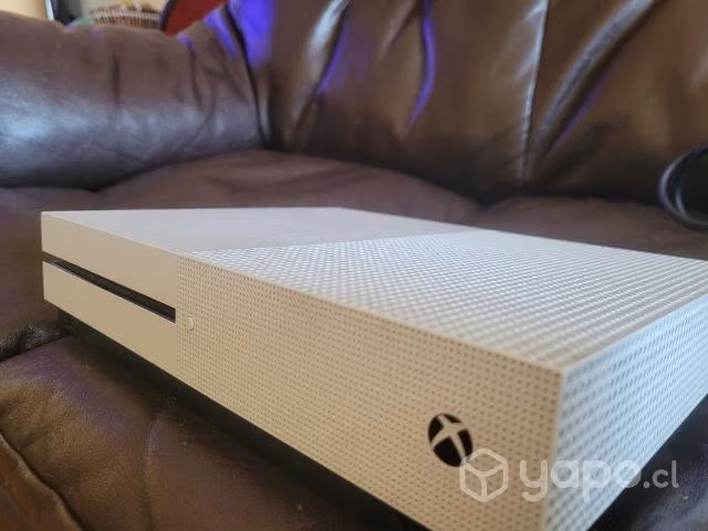Se vende Xbox One S (semi-nueva)