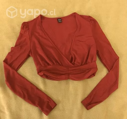 Blusa cuello V profundo. Color Burdeos