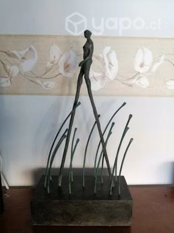 Figura moderna firmada C. Ramos