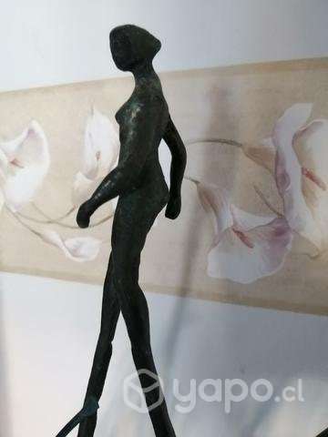 Figura moderna firmada C. Ramos - Imagen 2