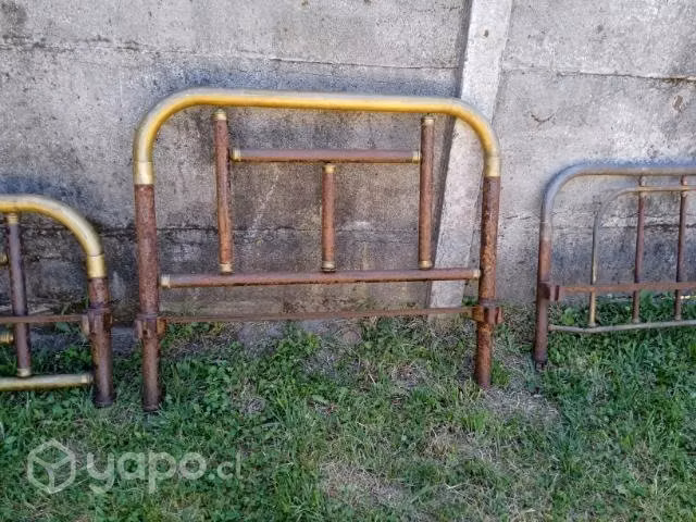 Antiguas camas con sus largueros