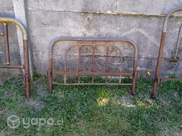 Antiguas camas con sus largueros