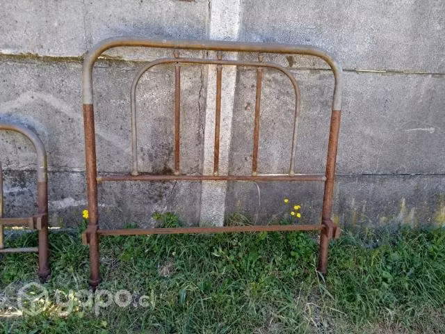 Antiguas camas con sus largueros
