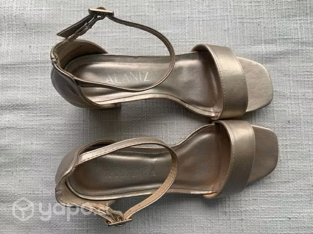 Zapatos de fiesta dorados Alaniz talla 39