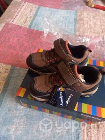 Zapatilla y zapato escolar nuevos