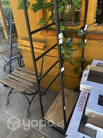 Mueble fierro exhibidor productos colgados
