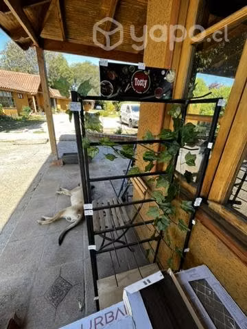 Mueble fierro exhibidor productos colgados