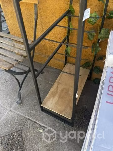 Mueble fierro exhibidor productos colgados