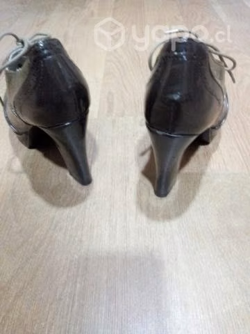 Se vende zapatos con tacos talla 38 color piel
