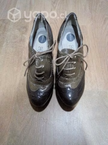 Se vende zapatos con tacos talla 38 color piel