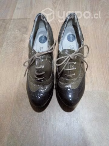 Se vende zapatos con tacos talla 38 color piel