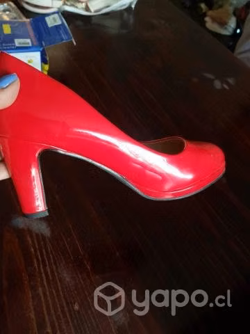 Zapato con plataforma color rojo