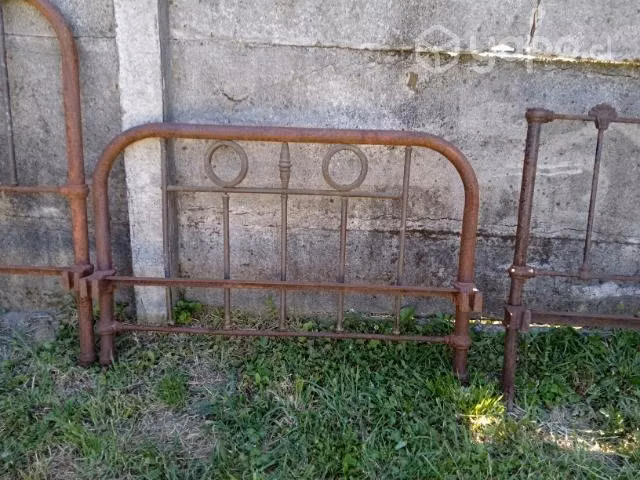 Antiguas camas de fierro o. Bronce desde