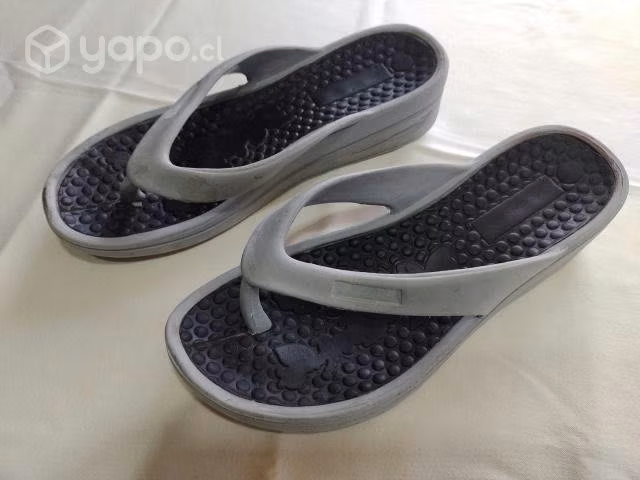 Sandalias número 39.