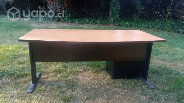 Escritorio de oficina con cajonera