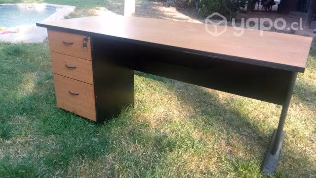 Escritorio de oficina con cajonera