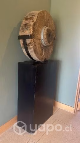 Escultura de rueda de carreta antigua