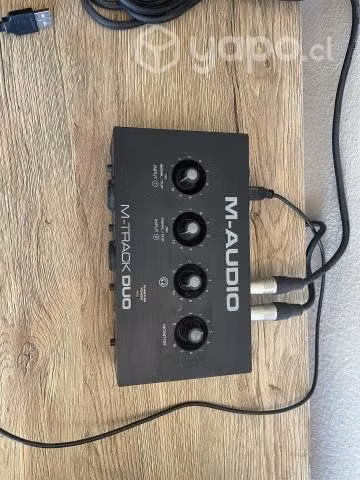 Parlantes de estudio JBL 3 MKII + Interfaz