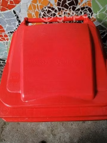 Basurero 120 litros, color rojo excelente estado