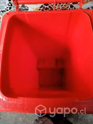 Basurero 120 litros, color rojo excelente estado