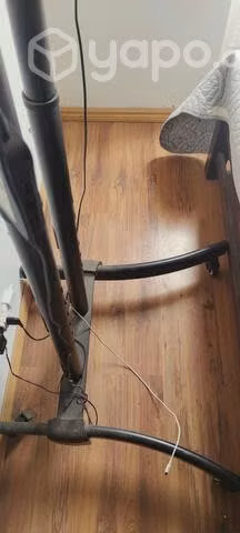 Tv LG de 32 pulgadas y rack metálico