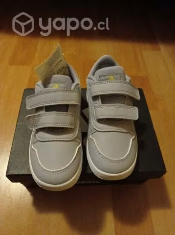 Zapatillas nuevas Adidas unisex talla 26