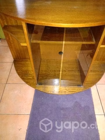 Dos sitiales y un rack de TV y equipo