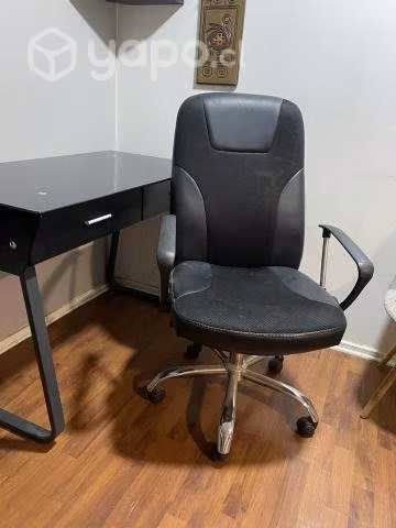 Escritorio, silla de escrito, refrigerador