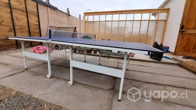 Mesa de ping pong plegable con ruedas