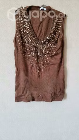 Polera con bisuteria