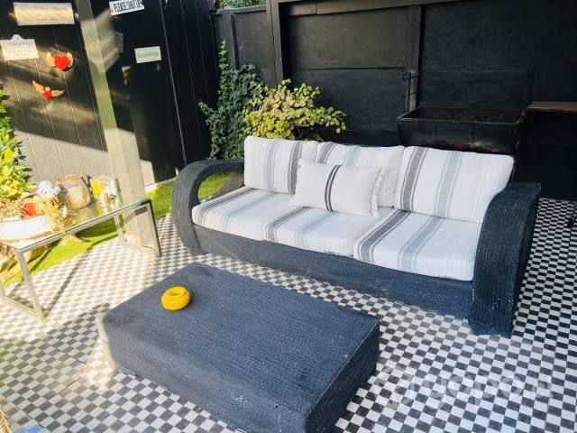 Sillón y mesa de terraza (Ratan natural pintado)